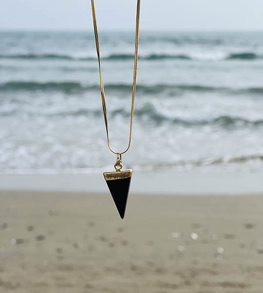 collier triangle Onyx noir or la belle bobo