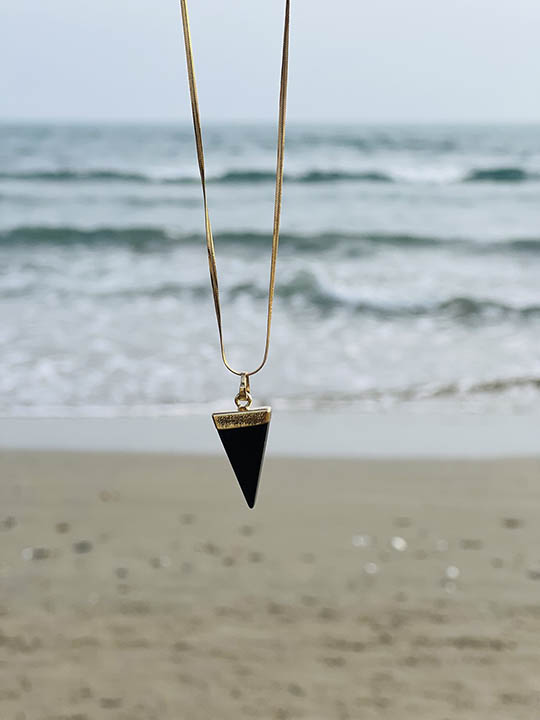 collier triangle Onyx noir or la belle bobo